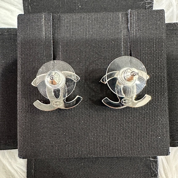 CHANEL 25C Silver Crystal CC stud earrings - Picture 4 of 7